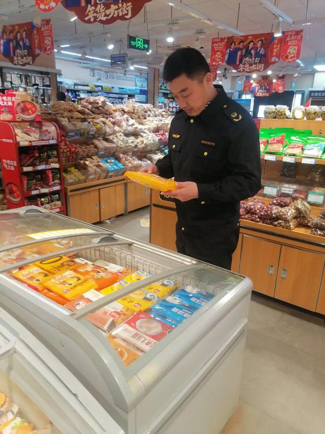 守護(hù)佳節(jié)“舌尖安全” 規(guī)范文化市場(chǎng)秩序——東昌府區(qū)市場(chǎng)監(jiān)管局開(kāi)展元宵節(jié)食品安全及出版物零售專項(xiàng)檢查